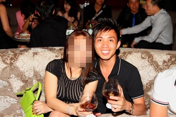 Không chỉ kinh doanh giỏi, tay chơi ô tô lớn, đời sống cá nhân của Minh Nhựa cũng rất nổi với cộng đồng mạng. Đại gia Sài thành có một vợ và 3 con. Hiện anh đang ly thân vợ nhưng có hàng tá các cô bồ trẻ.