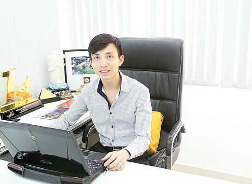 Sau công việc đó, Minh Nhựa cũng trải qua nhiều vị trí trong thời gian dài ở nhiều phòng ban. Chính từ những công việc này, anh đã học được nhiều điều từ các đồng nghiệp để đưa ra hướng nhìn nhận và cách quản lý tối ưu nhất, tiết kiệm nhất khi lên làm quản lý.