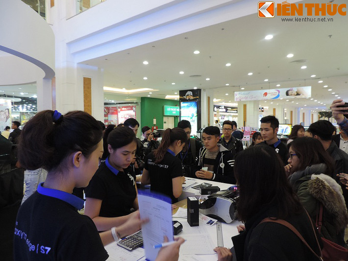 Ông Trần Thông, Giám đốc bán hàng của Samsung tiết lộ: "Để tránh việc khách hàng mua máy giá rẻ để đi bán lại, chương trình giảm giá 30% cho 200 khách hàng đầu tiên lần này không giảm trực tiếp bằng tiền mặt mà chỉ tặng quà và voucher giảm giá 30% khi mua những sản phẩm khác". Hiện, giá Samsung Galaxy S7 là 15.990.000 đồng và S7 Edge là 18.490.000 đồng.