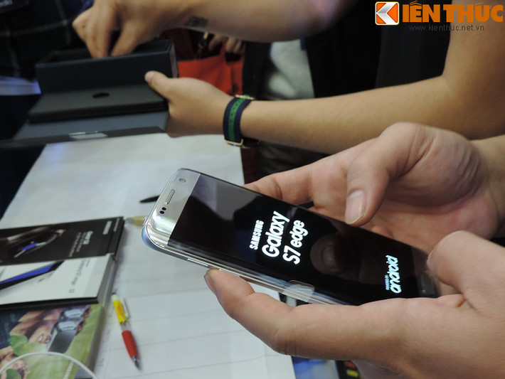 Cận cảnh chiếc điện thoại Samsung galaxy S7 edge đầu tiên được khởi động.