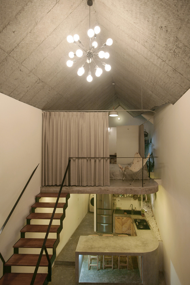 Chỉ rộng 40 m2 thôi nhưng các kiến trúc sư đã tận dụng ánh sáng và vật liệu tự nhiên để ngôi già có cảm giác gần gũi thoải mái, rộng rãi hơn.