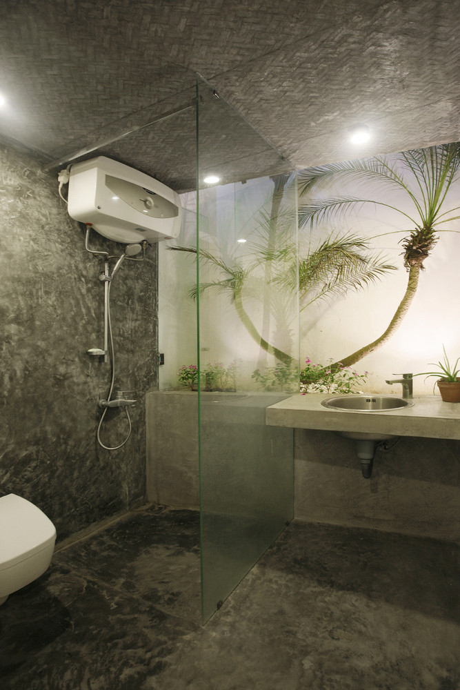 Thay vì dùng toàn bộ đất xây nhà thì nó được thiết kế nằm thụt vào, nhằm giữ một khoảng không gian thoáng đãng, đỡ ngột ngạt. Nhờ không gian trống này mà nó cũng trở thành không gian xanh nhỏ quý giá của những ngôi nhà mặt phố.