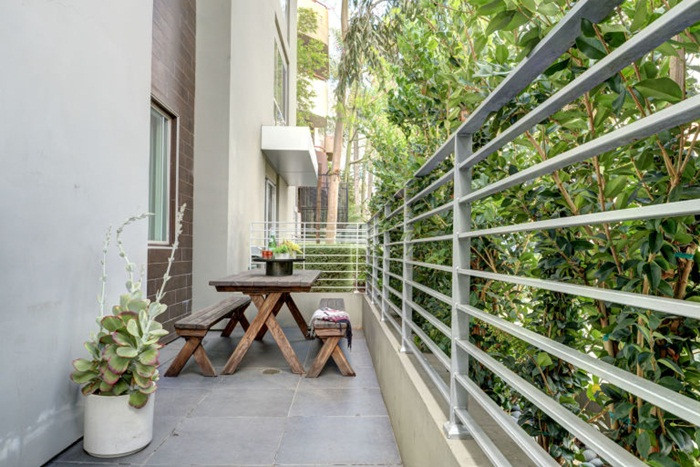 Không gian đắt giá bên ngoài ngôi nhà với cây xanh bao phủ.