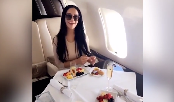 Tỷ phú ngành thời trang, nhà thiết kế Iman Lopez có sở thích du lịch khắp nơi trên thế giới, thường xuyên post những clip trên những chuyên cơ xa hoa của mình.