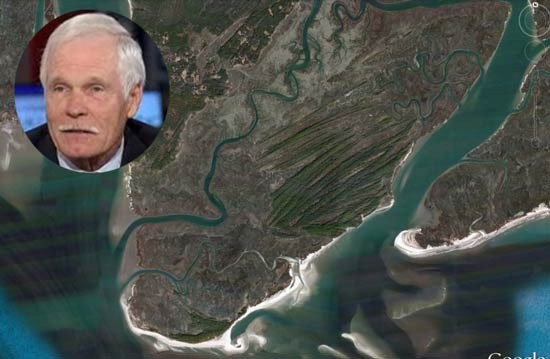 Tỷ phú Ted Turner. Tỷ phú này cùng gia đình của mình đã mua lại một hòn đảo St. Phillips có niên đại 35 năm ở miền Nam Carolina, gần cảng biển lịch sử Charleston và Savannah, Mỹ.