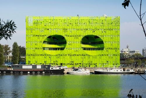 Tòa nhà của tòa soạn báo Euronew ở Lyon, Pháp. Nằm dọc theo bờ sông Saône ở Lyon, là một phần của quy hoạch tổng thể rộng lớn nhằm đổi mới diện mạo của thành phố. Thiết kế mang đến ánh sáng tự nhiên và không khí vào bên trong và cũng cung cấp cảnh quan tuyệt đẹp của đường thủy liền kề.