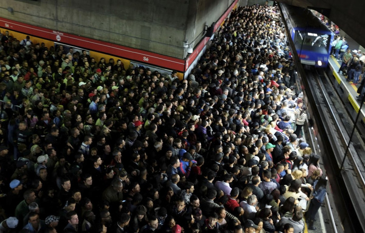 Một buổi sáng tại ga tàu điện ngầm ở Sao Paulo, Brazil. Hàng ngàn người chen lấn mong đặt chân lên con tàu sáng sớm để đến chỗ làm.
