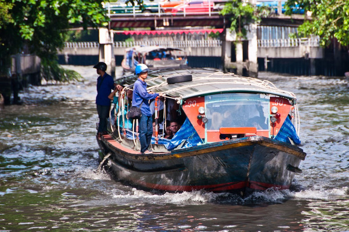 Ở Bangkok, việc đi thuyền bè trên kênh đến nơi làm việc là việc rất bình thường.