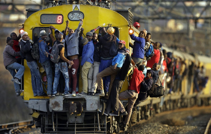 Một chuyến đi làm bằng xe lửa ở Soweto, Nam Phi.