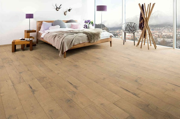 Ưu điểm của Cork là độ bền cao. Cork cũng có khả năng xua đuổi côn trùng và nấm mốc, chống mục nát, chống cháy và thẩm mỹ cao. Độ bền của nó cho phép sử dụng trong bất kỳ phần nào của ngôi nhà.