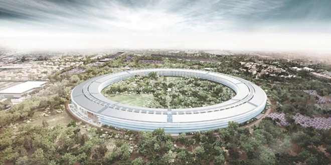 Thiết kế dạng vòng của tòa nhà cho phép các nhân viên Apple có thể nhìn ra cả hai phía, trong và ngoài đều được bao phủ bởi màu xanh ngút ngàn của cây.