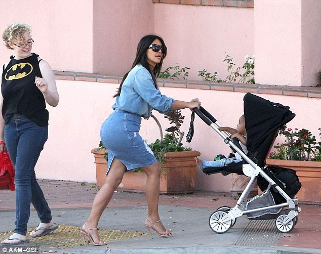 Ngoài quần áo, giày dép, công chúa nhỏ nhà Kim-Kanye còn là chủ nhân của bộ sưu tập túi xách hàng hiệu của các thương hiệu như Hermès Birkin, Chanel Mini Flap, YSL....