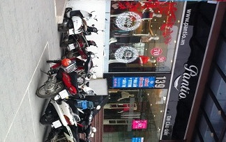 Trên thị trường Hà Nội, nhiều thương hiệu thời trang giảm giá mạnh sản phẩm thu đông trước khi đón hè. Điều này khiến các tín đồ thời trang có thể mua hàng hiệu giá mềm. Thương hiệu Pantio đang sale từ 50 đến 70% cho tất cả các sản phẩm thu đông như manto, vest, váy… 
