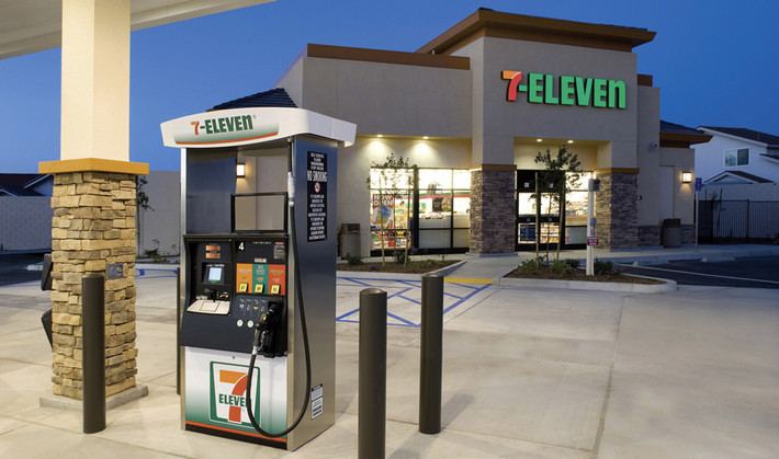 Nhân viên của 7-Eleven này luôn phải lắng nghe khách hàng. Tất cả các quản lý vùng đều đặn họp lại thứ 3 hàng tuần để chia sẻ những câu chuyện nhỏ nhất về việc bán hàng, các tình huống xảy ra trong cửa hàng. Hàng nghìn nhân viên cũng phải họp hàng tháng, cũng như tham dự hội nghị toàn hệ thống được tổ chức 1-2 năm/lần.