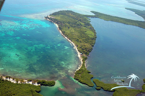 Grand Bugue Caye là đảo lớn nhất tại nước cộng hòa Belize có diện tích 127 hecta với những bãi biển tuyệt đẹp và hệ sinh thái vô cùng phong phú. Nước biển ở đây có thể đổi từ màu xanh lam sẫm sang màu xanh lá cây nhạt.