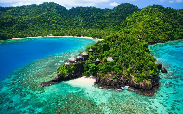 Đảo Laucala, Fiji của tỷ phú Dietrich Mateschitz. Người đồng sáng lập của Red Bull đã mua hòn đảo này năm 2000 và kể từ đó nó nổi tiếng là một nơi nghỉ mát sang trọng. Hòn đảo được bao quanh bởi các khu rừng nhiệt đới, có không khí trong lành mát mẻ sẽ là nơi tuyệt vời để nghỉ dưỡng.