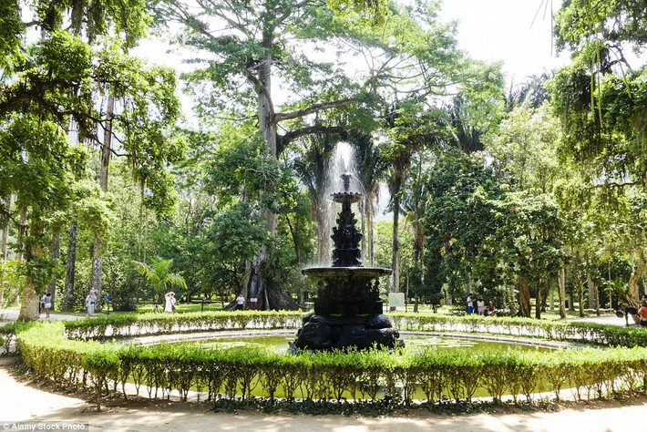 Khách đến đây ngoài được thưởng thức vẻ đẹp của khu vườn còn có thể đến khám phá các phòng trưng bày nghệ thuật dân gian.