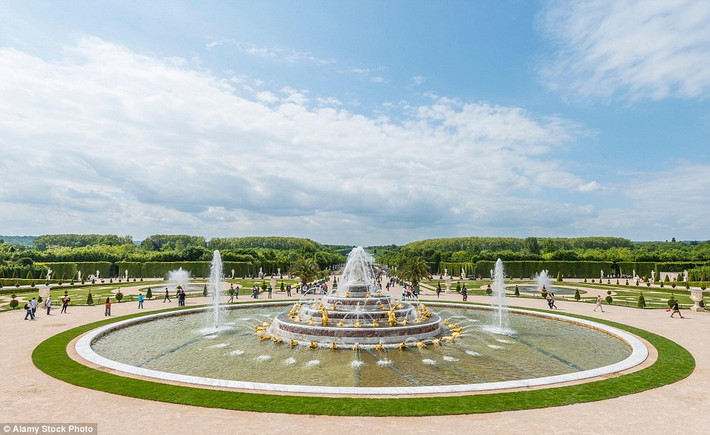 Khu vườn Versailles. Đánh bại các khu vườn khác trên thế giới là khu vườn này. Nó nằm phía Tây cung điện Versailles, có diện tích khoảng 800ha. Nơi đây còn lưu giữ rất nhiều cảnh quan theo phong cách Pháp cổ.