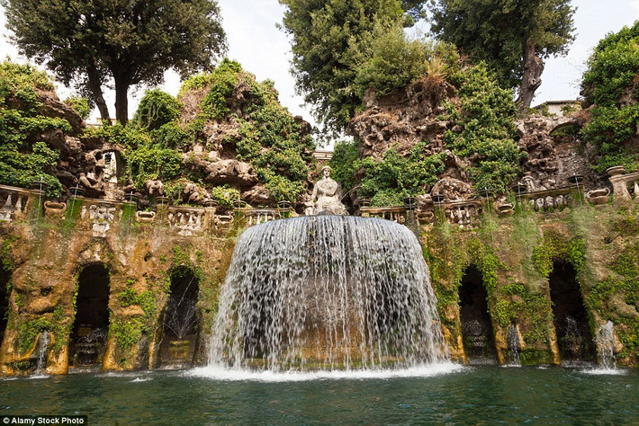 Villa d'Este, Tivoli, Ý. Được tạo ra vào thế kỷ 16, khu vườn này mang dáng vẻ kiến trúc thời Phục Hưng và phong cách châu Âu cổ.