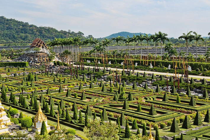 Một trong những ấn tượng nhất của khu vườn là vườn kiểu vườn Versailles của Pháp, bạn cũng cảm thấy hình ảnh châu Âu ở khu vực vườn Ý của khu vườn.