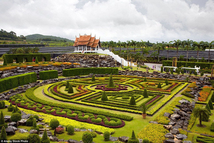Vườn thực vật Nong Nooch, Thái Lan. Khu vườn này có nguồn gốc từ một vườn cây ăn quả, nó được chuyển đổi thành vườn thực vật năm 1980, lấy cảm hứng từ nhiều hình ảnh khác nhau trên thế giới.
