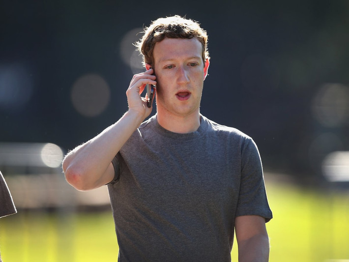 Mark Zuckerberg, người sáng lập và Giám đốc điều hành của Facebook. Mặc dù là tỷ phú thế giới công nghệ trẻ tuổi nhưng anh Mark không bao giờ phung phí tiền bạc, không dùng đồ hiệu cao cấp. Thói quen bình dân vẫn luôn được Mark duy trì với áo phông, quần jeans thoải mái.