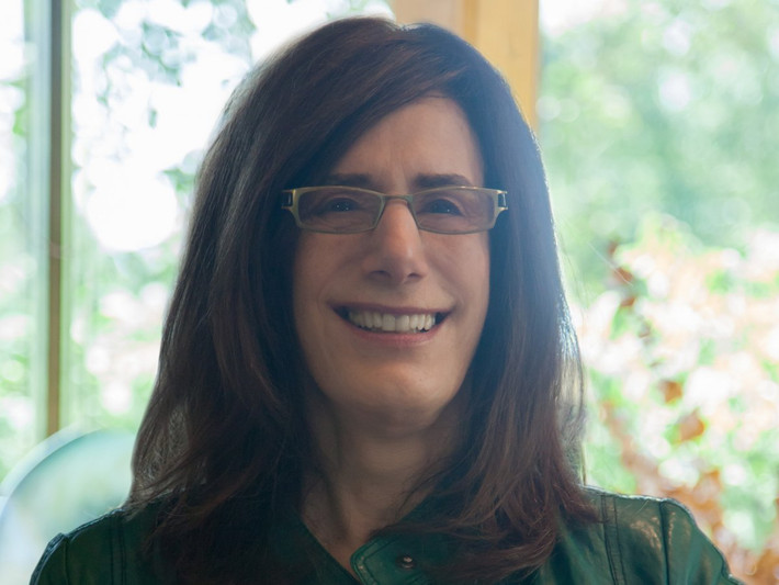 Judy Faulkner, nhà sáng lập hệ thống phần mềm chăm sóc sức khỏe Epic Systems. Nữ tỷ phú này cho hay, bà không hề hứng thú với cuộc sống xa hoa phung phí. Bà chỉ có 2 chiếc xe ô tô nhãn hiệu bình dân sử dụng trong 15 năm trời và sống với chồng mình ở ngoại ô Madison.