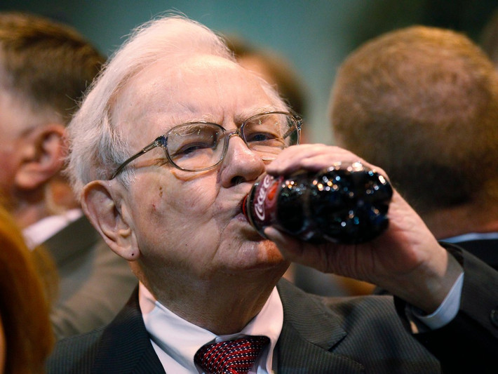 Warren Bufflet, chủ tịch và CEO của tập đoàn Berkshire Hathaway. Tuy là ông lớn lừng danh trong lĩnh vực đầu tư nhưng vị tỷ phú này vẫn sống trong ngôi nhà nhỏ chỉ có 3 phòng ngủ ở thị trấn Omaha (Mỹ) trị giá 31.500 USD mà ông đã mua sau khi lập gia đình vào năm 1958.