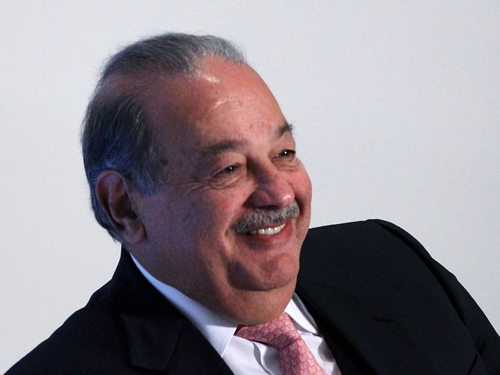 Carlos Slim Helu, người sáng lập Grupo Carso. Là tỷ phú đứng thứ 2 trên thế giới nhưng thay vì chi tiêu hoang phí vào những món đồ sang trọng hay ở biệt thự triệu đô, ông chỉ sống trong ngôi nhà 6 phòng ngủ tại Mexico đã mua trong hơn 40 năm, ăn cơm nhà và luôn tự lái xe đi làm mỗi ngày.