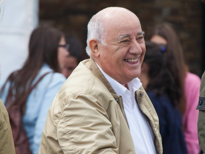 Amancio Ortega, nhà sáng lập của hãng thời trang hàng hiệu giá rẻ nổi tiếng Zara. Không chỉ có đức tính tiết kiệm mà ông lớn này rất giản gị, ông luôn ăn cơm trưa tại quán cà phê tự phục vụ với các nhân viên của mình.