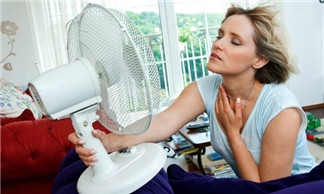 Chị Lê, chủ cửa hàng bán quạt điện trên đường Láng Hạ, Đống Đa, Hà Nội tư vấn: "Một trong những việc giúp tăng tuổi thọ cho quạt điện và giảm chi tiêu tiền điện là mọi người nên chọn mức độ gió phù hợp với nhu cầu sử dụng của mình. Với 3 mức độ khác nhau, thì chúng ta nên duy trì mức làm mát thấp nhất hoặc dạng trung thôi, đừng quá ham mà sử dụng số cao nhất trong thời gian dài. Đặc biệt chú ý điều này với những quạt đứng có chiều cao thay đổi được, nếu quạt càng nhanh trong khi quay thì sẽ càng mau chóng hỏng".
