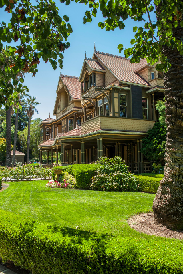 Đây là ngôi nhà ở San Jose, Anh. Nó thuộc sở hữu của một nữ thiết kế súng trường, bà Winchester Mystery. Bà đã giám sát việc xây dựng căn thiệt thự, và tự thiết kế đặc biệt để nó bị ma ám.