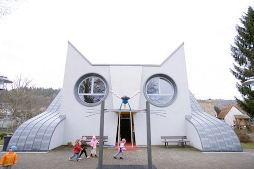 Trường mẫu giáo Wolfartsweier - Karlsruhe, Đức. Trẻ em vô cùng háo hức với ngôi trường có hình chú mèo trắng thân thiện này. Miệng chú mèo là cửa để trẻ vào lớp và một thảm đỏ chào đón các cháu là lưỡi mèo, trong khi ánh sáng trực tiếp được đón vào qua đôi mắt to tròn của chú.