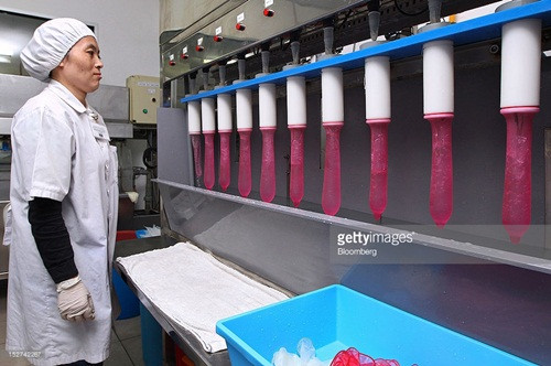Khi đã qua lò sấy thì nhân viên sẽ kiểm tra chất lượng của bao cao su trong phòng thí nghiệm.