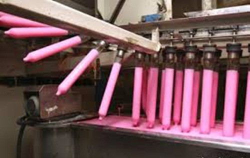 Đầu tiên, bao cao su được tạo hình ống trên một hệ thống băng tải.