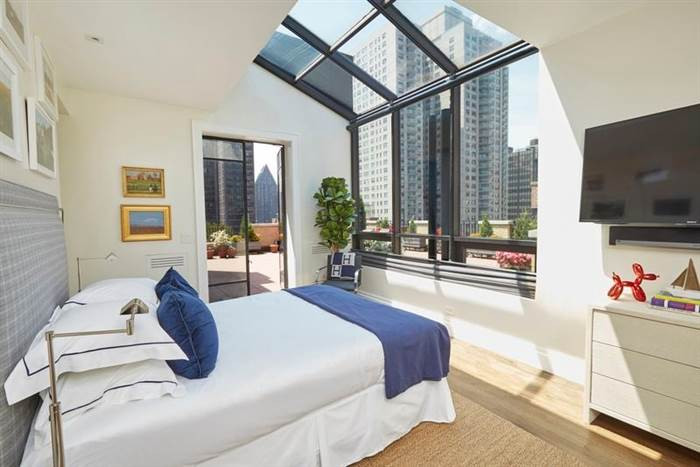Một căn biệt thự trên không rất nổi tiếng ở New York đang gây bão thị trường bất động sản. Nó đã từng qua sở hữu của rất nhiều người nổi tiếng như ca sỹ Bobby Short, nhà thiết kế thời trang Bill Blass…