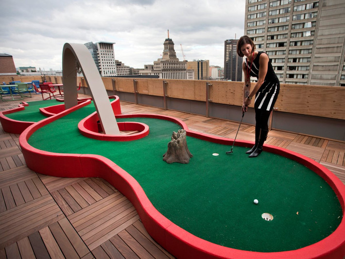Nhân viên ở văn phòng Google tại Toronto có thể chơi golf thu nhỏ trên mái nhà ...