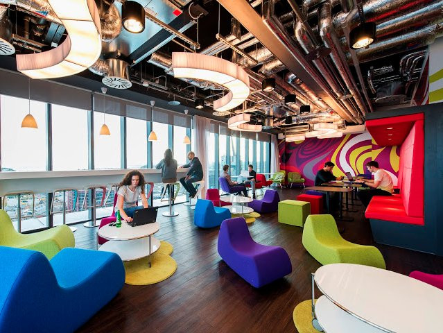 Văn phòng Google ở Dublin, Ireland đầy màu sắc, có nhiều không gian để nhân viên kết hợp thư giãn lẫn làm việc.