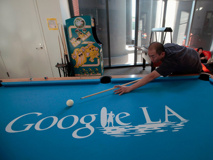 Văn phòng Google tại Venice, Thụy Sĩ gần bãi biển được thiết kế có bàn bi a và trò arcade cổ điển.