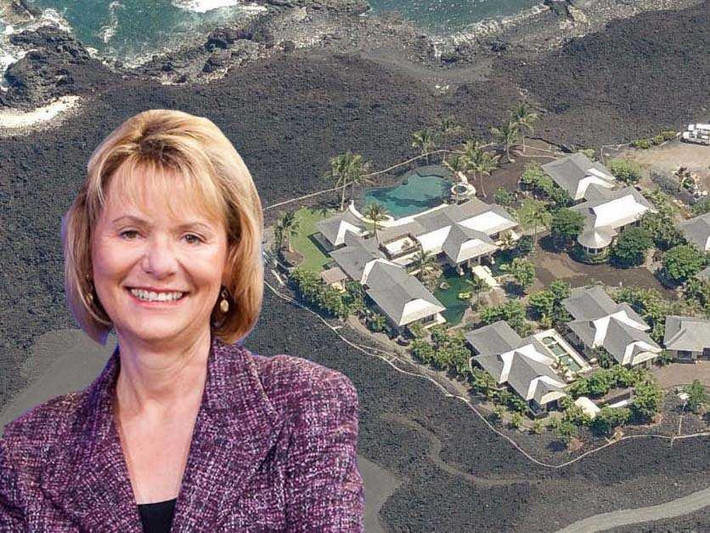Carol Bartz – Cựu CEO Yahoo. Người đàn bà quyền lực này thường dành kỳ nghỉ ở khu nghỉ dưỡng tư nhân tại một hòn đảo lớn của Hawaii. Khu nghỉ dưỡng này của bà được bao bọc bởi nham thạch đen tạo thành cảnh quan vô cùng thú vị.