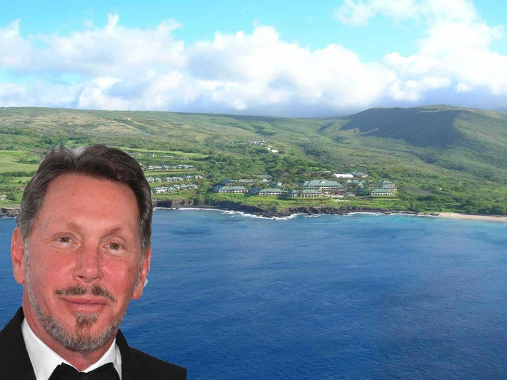 Tỷ phú Larry Ellison. Ông thích khám phá toàn bộ hòn đảo Hawaoo trong mùa hè. Ông có một hòn đảo riêng trên đảo mua năm 2012. Nếu chán đảo thì ông lại thư giãn ở nhà riêng của mình tại hồ Tahoe hoặc một trong những biệt thự của mình trên bờ biển Malibu.