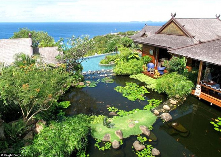 Những năm tháng thành danh đầu tiên, Bowie đã tậu một ngôi biệt thự sang trọng ở hòn đảo caribe xinh đẹp. Phúc lạc, yên tĩnh và yên bình là 3 từ để nói về ngôi nhà đầu tiên của danh ca huyền thoại này.