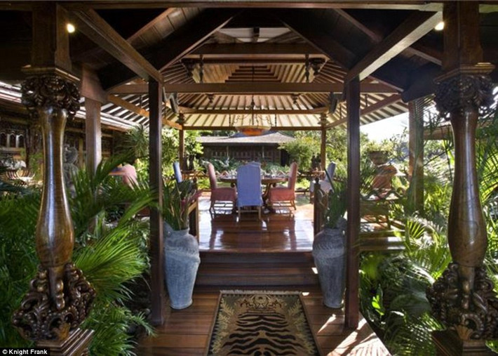 Tọa lạc ở hòn đảo Mustique, nơi công tước và nữ công tước xứ Cambridge thường xuyên lui tới nghỉ ngơi. Nằm trên sườn đồi bình yên, nó được ca sỹ nhạc rock huyền thoại mô tả như là “nơi thanh bình nhất để tôi thư giãn”.