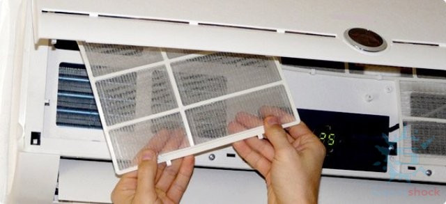 Tư vấn về việc sử dụng điều hòa trong những ngày nắng nóng, PGS, TS Nguyễn Đức Lợi, Viện Khoa học và Công nghệ Nhiệt-Lạnh thuộc Trường đại học Bách khoa Hà Nội cho biết: “Trời càng nóng thì máy điều hòa càng tốn điện. Điều quan trọng đầu tiên phải giữ cho bộ lọc điều hòa luôn sạch sẽ, thông thoáng bằng cách làm sạch hay thay chúng thường xuyên. Bộ lọc bẩn sẽ khiến khả năng làm mát của điều hòa kém, gây lãng phí điện".
