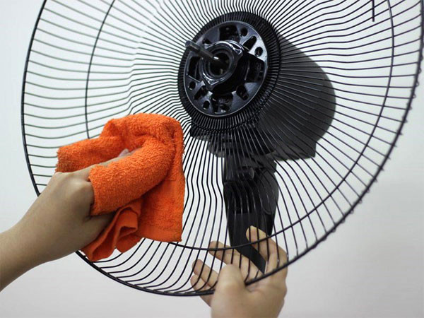Theo anh Long (nhân viên chuyên sửa chữa thiết bị điện tại cửa hàng điện lạnh trên đường Cầu giấy, Hà Nội) chia sẻ: "Vệ sinh và bảo dưỡng các thiết bị điện có định kỳ có thể giúp tiết kiệm 5 - 15% điện năng tiêu thụ. Đối với các loại quạt, nếu lau sạch cánh, lồng bảo vệ sẽ làm tăng lưu lượng gió, dòng điện giảm, máy chạy nhẹ, ít tiêu tốn điện năng. Nên vệ sinh quạt ít nhất 1 - 2 lần vào đầu và cuối mùa sử dụng. Khi không dùng cần bọc phía ngoài quạt để tránh bụi bẩn".