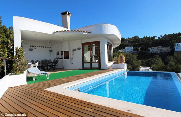 Ở Ibiza, căn biệt thự sang trọng này đang được rao với giá 1 triệu Bảng với 4 phòng ngủ lớn trên sườn đồi nhìn ra vịnh biển Talamanca thơ mộng. Căn biệt thự tự hào đầy đủ nội thất xa hoa và bể bơi trong nhà lẫn ngoài trời.