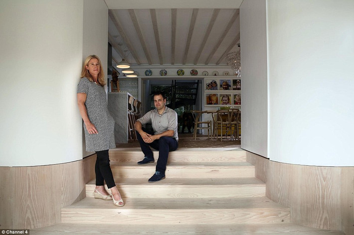 Matt và Sophie White là hai kiến trúc sư. Họ đã chuyển đến thành phố cùng 3 đứa trẻ và mua một mảnh đất với giá 22 tỷ đồng.