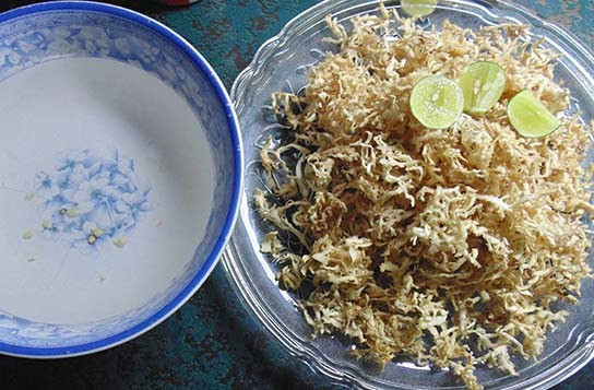 Rau câu là loại dài hơn và thân thì nhỏ chỉ bằng 1/3 so với rau chân vịt. Loại rau câu nhỏ này dùng để chế biến làm xu xoa(sương sa). Việc thu hoạch rau câu nhỏ ở vùng ven bờ của đại đa số người dân trên đảo chủ yếu diễn ra vào mùa hè, khi nước triều rút.