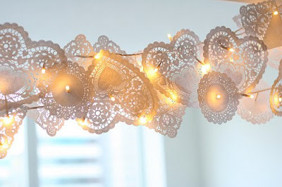 Đèn trái tim. Tận dụng đèn giáng sinh để lại và bao phủ nó bằng những tấm vải hay giấy cắt hình trái tim sẽ làm cho căn nhà vô cùng long lanh lãng mạn.
