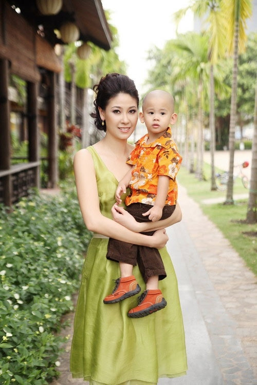 Biệt thự triệu đô của Hà Kiều Anh. Căn biệt thự này luôn được đánh giá cao bởi nó nằm ngay trong thành phố (quận 2, TP. HCM) nhưng có diện tích khủng 500m2. Chi phí xây dựng thì nghe qua đã phải hốt hoảng 400 triệu đô.